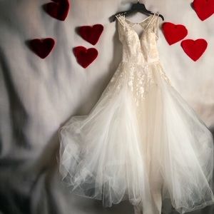 Hayley Paige Leah Sample Gown